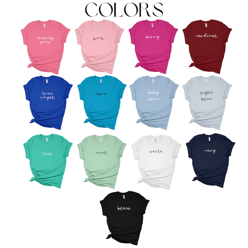 Puede incluir: Una colecci&oacute;n de camisetas de varios colores, incluyendo verde azulado, rosa, aguamarina, blanco, negro, azul marino, menta, azul beb&eacute;, azul claro y cardenal. Cada camiseta tiene un color diferente y un texto diferente impreso en ella.