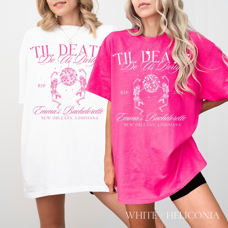 K&ouml;nnte beinhalten: Zwei &uuml;bergro&szlig;e T-Shirts, eines wei&szlig; und eines leuchtend rosa, zeigen den Text "Til Death Do Us Party" und "Emma's Bachelorette, New Orleans, Louisiana." Das Design umfasst eine Discokugel und tanzende Skelette. Die untere rechte Ecke des rosa Shirts lautet "WHITE / HELICONIA."