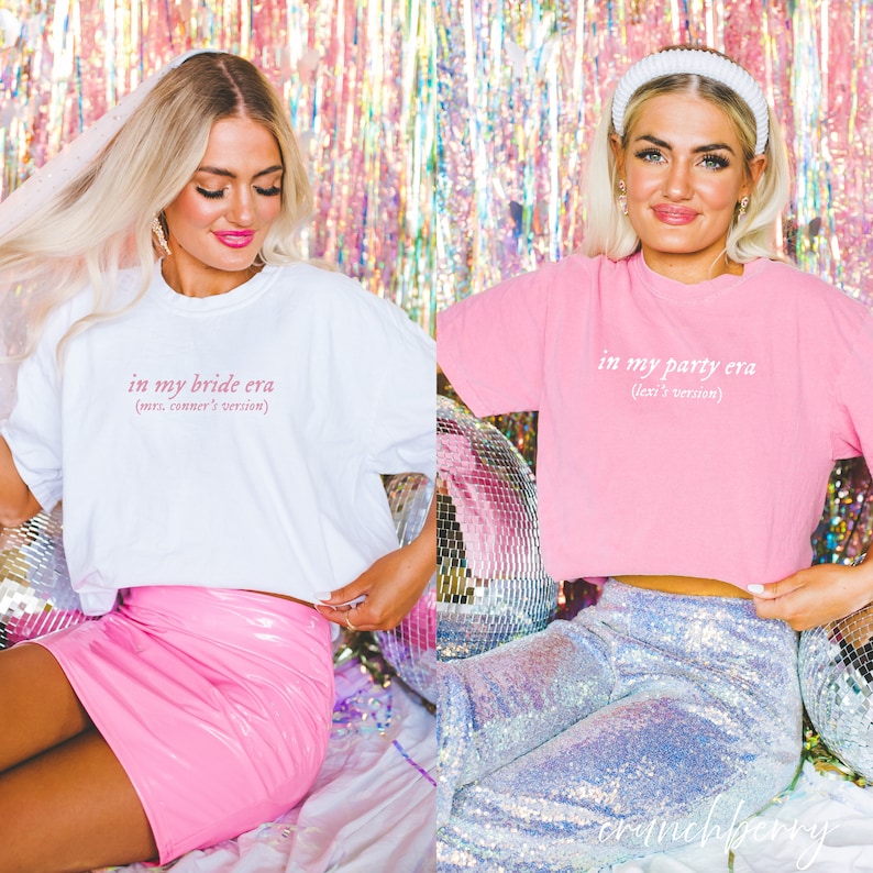 K&ouml;nnte beinhalten: Zwei Frauen tragen wei&szlig;e und rosa Crop-Tops mit dem Text "in my bride era (mrs. conner's version)" und "in my party era (lexi's version)".