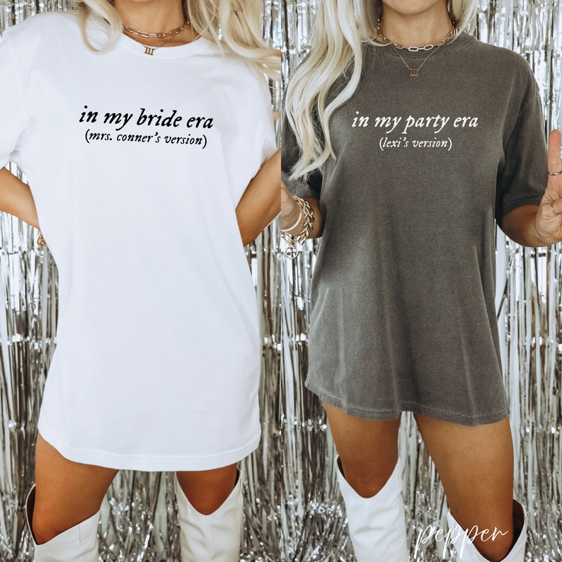 K&ouml;nnte beinhalten: Zwei Frauen tragen &uuml;bergro&szlig;e T-Shirts mit dem Text "in my bride era (mrs. conner's version)" und "in my party era (lexi's version)". Die Frauen tragen wei&szlig;e Stiefel und stehen vor einem silbern glitzernden Hintergrund.