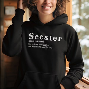 以下が含まれることがあります： 黒いフード付きのスウェットシャツに、白い文字で「Seester」と書いてあり、その単語を「姉妹のようなものだが、もっとクール」と定義している。定義には「参照：生涯の親友」とも書かれている。