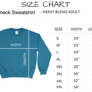 Puede incluir: Tabla de tallas para una sudadera de cuello redondo en tejido de mezcla pesada. La tabla muestra las medidas de ancho y largo en pulgadas para las tallas S a 5XL.