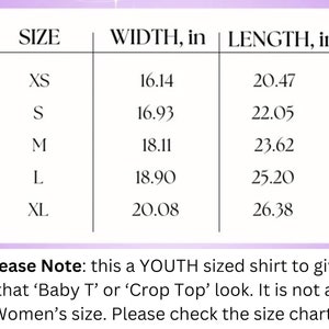 Puede incluir: Tabla de tallas para una camiseta de talla juvenil, que muestra las medidas de ancho y largo en pulgadas para las tallas XS, S, M, L y XL.