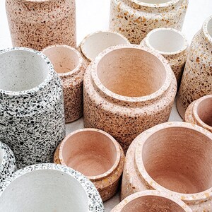 Vaso Billie XL | vaso in terrazzo | vaso decorativo per fiori secchi | pietre naturali e marmo | arredamento bohémien | design sostenibile
