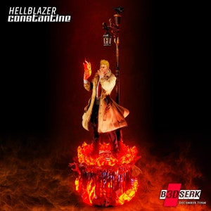 Op de afbeelding: Een beeldje van John Constantine uit de Hellblazer-stripreeks. Hij houdt een vuurbal in zijn linkerhand en staat op een vurige basis. Het beeldje is gemaakt van hoogwaardig hars en is geschilderd in levendige kleuren. De basis heeft een lantaarnpaal met een kraai die er bovenop zit. De tekst "HELLBLAZER CONSTANTINE" wordt bovenaan de afbeelding weergegeven. De tekst "B3DSERK DECEMBER TERM" wordt onderaan de afbeelding weergegeven.