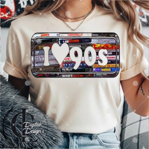 Puede incluir: Camiseta color crema con un diseño rectangular que muestra "I ❤️ 90s" en blanco, sobre un fondo de cintas de cassette. Una camiseta casual para uso diario, evocando la nostalgia.