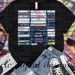 Op de afbeelding: Zwart T-shirt met een afbeelding van vintage cassettes met bandnamen zoals Judas Priest en Cinderella. Gecombineerd met een spijkerbroek en zwarte Converse sneakers, voor een retro look.