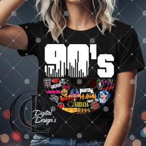 Op de afbeelding: Zwart T-shirt met een witte "90's" opdruk. De afbeelding bevat een plaatontwerp met bandlogo's zoals Green Day en Nirvana. De top heeft een ronde hals en korte mouwen.