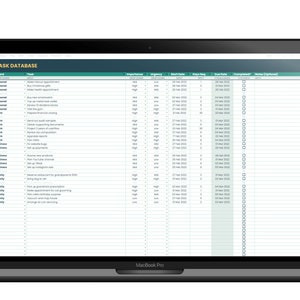 K&ouml;nnte beinhalten: Ein Laptop-Bildschirm zeigt eine Tabellenkalkulation mit einer gr&uuml;nen Kopfzeile mit der Bezeichnung "TASK DATABASE". Die Tabellenkalkulation enth&auml;lt Spalten f&uuml;r Board, Task, Importance, Urgency, Start Date, Entry Date, Due Date, Completed, Notes (Optional).