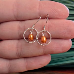 Copper Pearl Hoop in Sterling Silver, Pearl Drop Earrings bild 7