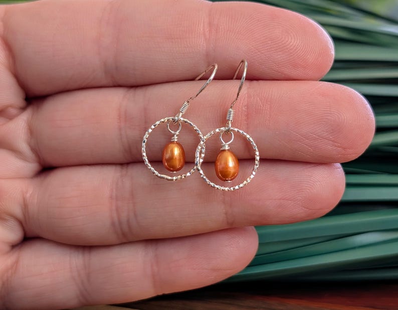 Copper Pearl Hoop in Sterling Silver, Pearl Drop Earrings bild 7