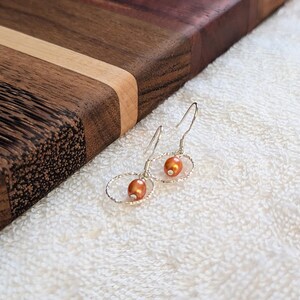 Copper Pearl Hoop in Sterling Silver, Pearl Drop Earrings bild 3