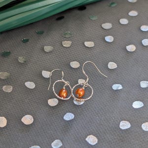 Copper Pearl Hoop in Sterling Silver, Pearl Drop Earrings bild 6