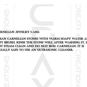 以下が含まれることがあります： CARNELIAN JEWELRY CAREというタイトルの黒い文字が書かれた白い情報カード。石を温かい石鹸水と柔らかいブラシで洗い、よくすすぎ、スチーム洗浄や煮沸は避け、超音波洗浄機は通常安全に使用できるという指示が記載されています。