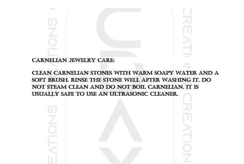 以下が含まれることがあります： CARNELIAN JEWELRY CAREというタイトルの黒い文字が書かれた白い情報カード。石を温かい石鹸水と柔らかいブラシで洗い、よくすすぎ、スチーム洗浄や煮沸は避け、超音波洗浄機は通常安全に使用できるという指示が記載されています。
