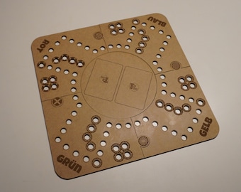 May include: A wooden game board with a circular center and four sections labeled "Rot", "Blau", "Gelb", and "Grün". The board has a series of holes around the edge and in the center.