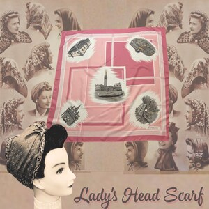 Puede incluir: Un pañuelo rosa y blanco con ilustraciones de Venecia, Italia. El pañuelo presenta una imagen central de un canal y edificios, rodeada de bocetos arquitectónicos. Las palabras "Lady's Head Scarf" están en la parte inferior.