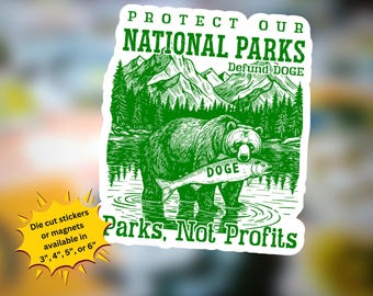 Puede incluir: Pegatina verde con una ilustración de dibujos animados de un oso atrapando un pez con el texto "DOGE" en él. La pegatina dice "Protege nuestros parques nacionales Desfinanciar DOGE" y "Parques. No beneficios".