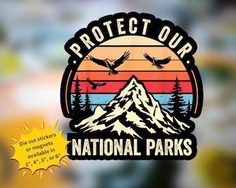 Könnte beinhalten: Ein gestanzter Aufkleber mit einer Bergkette, Kiefern und Vögeln vor einem Sonnenuntergangshintergrund mit dem Text PROTECT OUR NATIONAL PARKS. Eine gelbe Sternform weist auf Aufkleber oder Magnete in 3, 4, 5 oder 6 Zoll Größe hin.