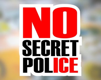 Könnte beinhalten: Ein weißer Aufkleber mit den Worten "NO SECRET POLICE" in fetter, schwarzer und roter Schrift. Das Wort "NO" steht in großen, roten Buchstaben oben. Die Worte "SECRET POLICE" sind in schwarzen Buchstaben.