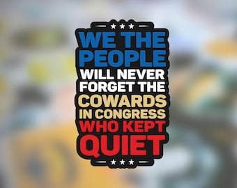 Könnte beinhalten: Ein rechteckiger Aufkleber mit schwarzem Rand und weißen Sternen oben und unten. Der Text lautet: WE THE PEOPLE in Blau, WILL NEVER FORGET THE COWARDS in Weiß, IN CONGRESS in Beige, WHO KEPT in Weiß und QUIET in roten Buchstaben.