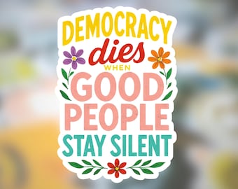 Könnte beinhalten: Ein gestanzter Aufkleber mit dem Text DEMOCRACY dies WHEN GOOD PEOPLE STAY SILENT in gelber, roter, rosafarbener und türkiser Schrift. Das Design ist mit einer lila Blume, einer orangefarbenen Blume und einer roten Blume mit grünen Blättern verziert.
