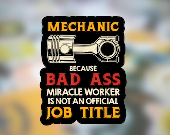 Könnte beinhalten: Ein rechteckiger Aufkleber mit schwarzem Hintergrund und einer weißen Abbildung eines Kolbens mit Pleuelstange. Der Text lautet: MECHANIC BECAUSE BAD ASS MIRACLE WORKER IS NOT AN OFFICIAL JOB TITLE in gelber, weißer und roter Schrift.