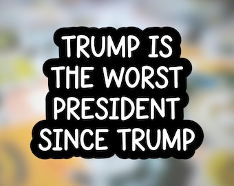 Könnte beinhalten: Ein schwarzer Aufkleber mit weißem Text, der lautet: "TRUMP IS THE WORST PRESIDENT SINCE TRUMP". Der Text ist fett, serifenlos und in drei Zeilen gestapelt.