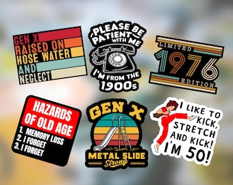 Könnte beinhalten: Eine Sammlung von Aufklebern mit verschiedenen Designs und Texten. Ein Aufkleber lautet: "GEN X RAISED ON HOSE WATER AND NEGLECT." Ein anderer besagt: "PLEASE BE PATIENT WITH ME I'M FROM THE 1900s." Weitere Aufkleber sind "LIMITED 1976 EDITION" und "I LIKE TO KICK, STRETCH AND KICK! I'M 50!"