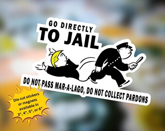 Könnte beinhalten: Ein weißer Aufkleber mit schwarzem Text und einer Cartoon-Illustration einer Person, die verhaftet wird. Der Text lautet "GO DIRECTLY TO JAIL DO NOT PASS MAR-A-LAGO, DO NOT COLLECT PARDONS". Der Aufkleber ist in den Größen 3", 4", 5" oder 6" erhältlich.