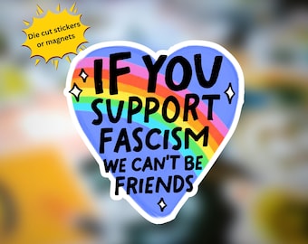 Könnte beinhalten: Ein herzförmiger Aufkleber mit einem Regenbogen und dem Text "IF YOU SUPPORT FASCISM WE CAN'T BE FRIENDS." Der Aufkleber ist blau umrandet und hat weiße Sterne. Eine gelbe Sternform sagt "Die cut stickers or magnets."