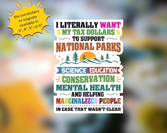 Könnte beinhalten: Ein rechteckiger Aufkleber mit dem Text I LITERALLY WANT MY TAX DOLLARS TO SUPPORT NATIONAL PARKS, SCIENCE EDUCATION, CONSERVATION, MENTAL HEALTH AND HELPING MARGINALIZED PEOPLE IN CASE THAT WASN'T CLEAR, sowie einer Berglandschaftsgrafik.