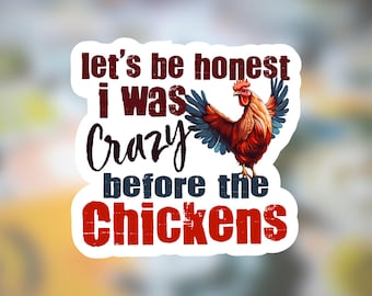 Könnte beinhalten: Ein Aufkleber mit dem Text "Let's be honest I was crazy before the chickens." Der Aufkleber zeigt eine farbenfrohe Illustration eines Hahns mit ausgebreiteten Flügeln. Der Text ist in einer Mischung aus Schriftarten und Farben mit weißem Rand.