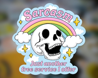 Könnte beinhalten: Ein Aufkleber mit einem Cartoon-Schädel, einem Regenbogen und Wolken. Das Wort "Sarcasm" steht über dem Schädel, und der Satz "Just another free service I offer" steht darunter. Das Design hat einen hellblauen Hintergrund mit gelben Sternen.