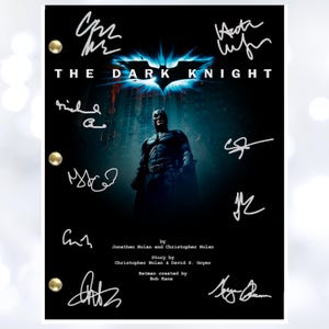 Reimpresión de guión autografiado de Batman: El Caballero de la Noche con el reparto completo firmado por Christian Bale, Heath Ledger, Gary Oldman y Michael Caine.