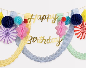 Könnte beinhalten: Ein farbenfroher Geburtstagsbanner mit den Worten "Happy Birthday" in goldenen Buchstaben. Der Banner ist mit Papier-Wabenkugeln in verschiedenen Farben verziert, darunter Blau, Rosa, Gelb und Grün.
