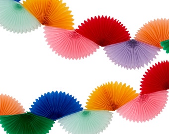 Könnte beinhalten: Eine bunte Papiergirlande mit abwechselnden Farben in Grün, Blau, Hellblau, Gelb, Rosa, Rot, Lila und Orange. Die Girlande ist aus Seidenpapier gefertigt und perfekt zum Dekorieren einer Party oder Veranstaltung.