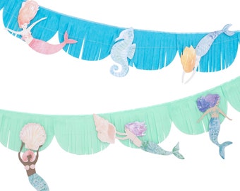 Könnte beinhalten: Dekorative Girlande zum Thema Meerjungfrau mit blauem und grünem Fransenpapier. Die Girlande zeigt ausgeschnittene Meerjungfrauen, Seepferdchen und Muscheln in Pastellfarben. Perfekt für eine Party oder Raumdekoration zum Thema Meerjungfrau.