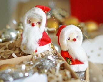 Vintage pair of tiny santas figurine christmas ornament 1960-1970