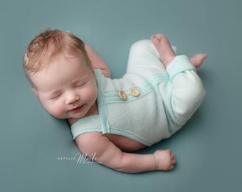 Neugeborenen Outfit Latzhose pastell mint mit Cape/ Mütze. Newbornprops, Newbornoutfit. Größe: 52