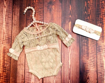 Vintage Baby Outfit aus Spitze mit Haarband in altrose, antikrose beige. Newborn Props, Fotoshooting. Gr 50 -52