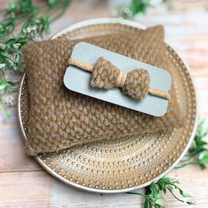 Posing pillow, coarse fabric with wool content in brown-beige mottled + hair bow. Baby photo shoot. Newborn props photography.
