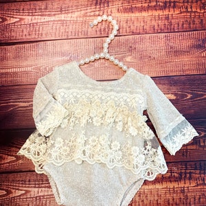 Boho Vintage Baby Mädchen Outfit. Kleidchen mit Mütze aus Jersey mit Spitze in creme beige. Fotoshooting. Fotorequisiten Bild 7