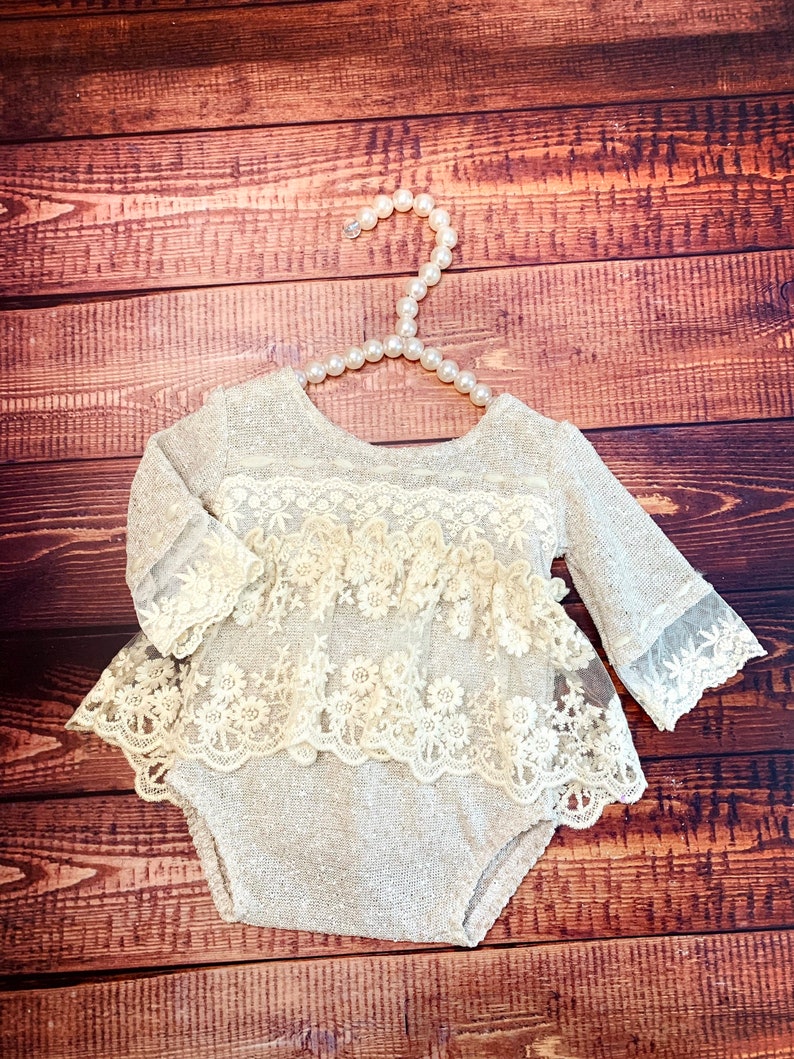 Boho Vintage Baby Mädchen Outfit. Kleidchen mit Mütze aus Jersey mit Spitze in creme beige. Fotoshooting. Fotorequisiten Bild 7