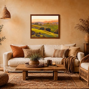 Peut inclure: Une peinture de paysage rectangulaire dans un cadre en bois sombre repr&eacute;sentant des collines verdoyantes sous un ciel de coucher de soleil doux, avec des arbres vert fonc&eacute; et des montagnes dor&eacute;es au loin, fix&eacute;e sur un mur beige textur&eacute;.