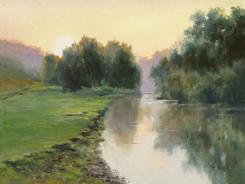 Pode incluir: Uma pintura a &oacute;leo retratando uma paisagem fluvial serena ao p&ocirc;r do sol. Um rio calmo e reflexivo flui ao longo de uma margem gramada de um verde vibrante. &Aacute;rvores verde-escuras exuberantes margeiam o rio sob um c&eacute;u amarelo p&aacute;lido.