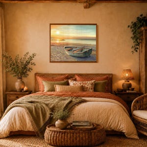 Op de afbeelding: Een rechthoekige wandkunstprint met een sereen kusttafereel met een kleine roeiboot op een zandstrand bij zonsondergang. Het schilderij toont zachte oranje en gele tinten in de lucht, die reflecteren op het kalme water en de romp van de boot.