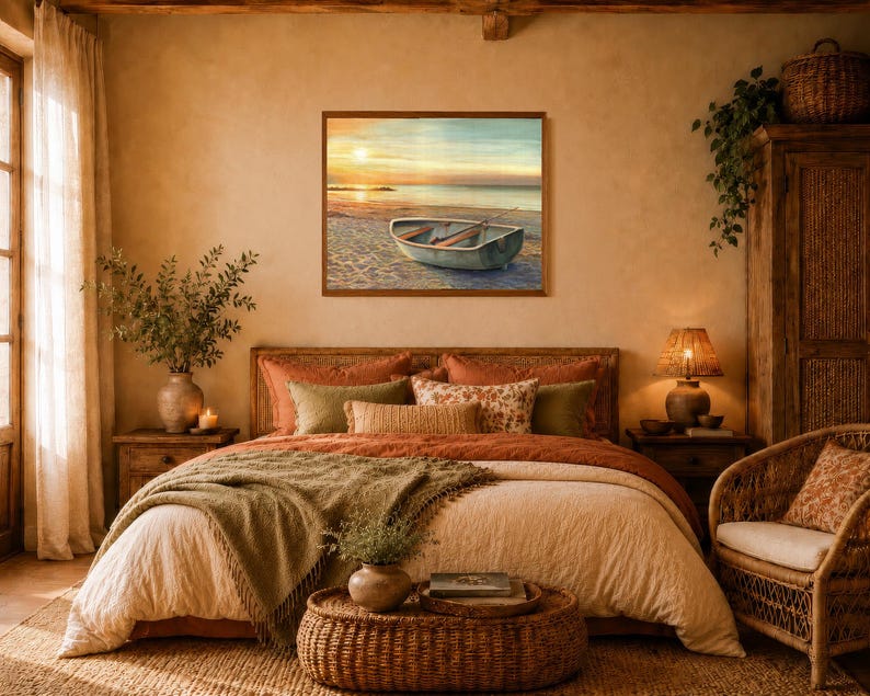 Op de afbeelding: Een rechthoekige wandkunstprint met een sereen kusttafereel met een kleine roeiboot op een zandstrand bij zonsondergang. Het schilderij toont zachte oranje en gele tinten in de lucht, die reflecteren op het kalme water en de romp van de boot.