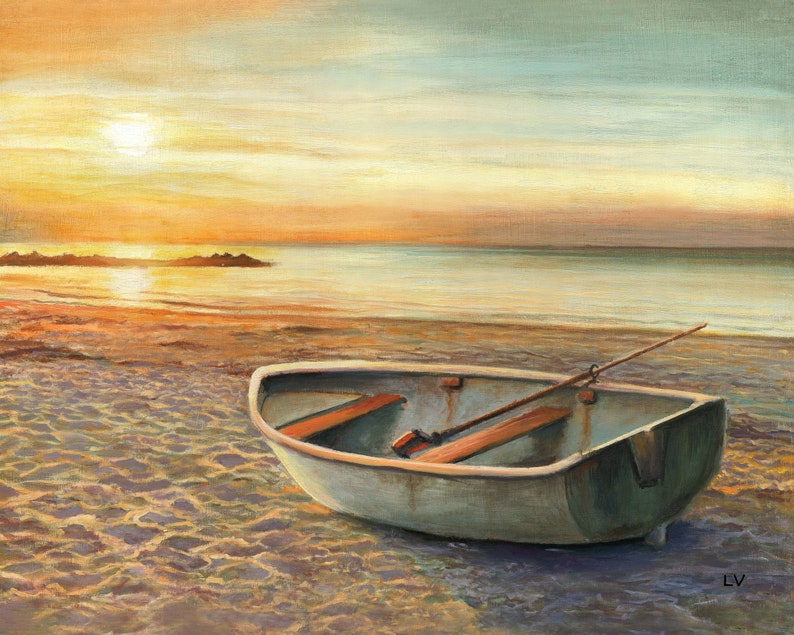 Op de afbeelding: Een olieverfschilderij van een kleine, lichtgekleurde roeiboot die bij zonsondergang op een zandstrand ligt. De boot heeft twee houten bankjes en een enkele roeispaan aan boord. De horizon toont een kalme oceaan onder een gouden lucht.