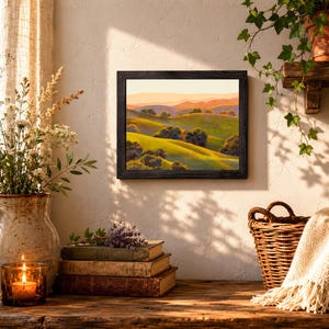 Peut inclure: Une peinture de paysage rectangulaire dans un cadre en bois sombre repr&eacute;sentant des collines verdoyantes, des arbres &eacute;pars et des montagnes lointaines sous un ciel dor&eacute; et chaud. L'&oelig;uvre pr&eacute;sente des tons vifs de vert, jaune et orange.